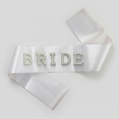 Weiße Bride Schärpe mit Perlenbesatz als Braut Accessoire für Verlobung, JGA und Hochzeit