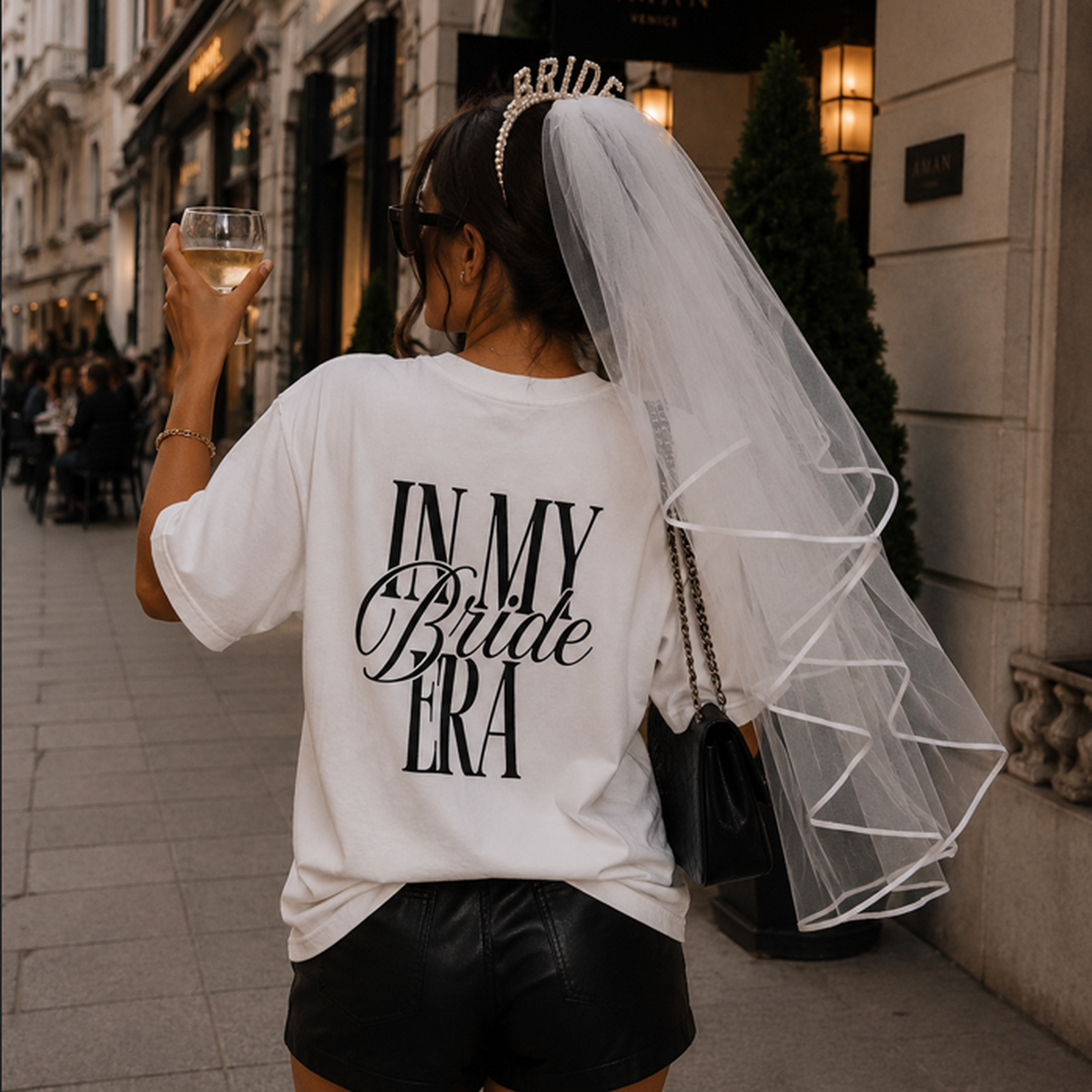 Bride-to-be mit Brautschleier und In My Bride Era Shirt für JGA und Bridal Shower